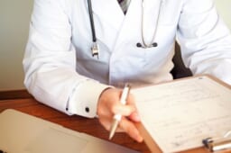 日本矯正歯科学会の資格認定制度とは？ワイヤー矯正の技術力を判断する指標